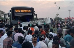 Ấn Độ: Xe khách tông xe tải khiến 17 người bị thương vong