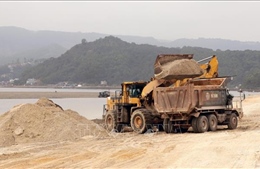 Xem xét xử lý sai phạm của doanh nghiệp đổ đất đá trái phép xuống vịnh Bái Tử Long