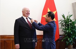 Trao Huân chương Hữu nghị tặng Đại sứ Liên bang Nga tại Việt Nam