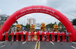 Phó Chủ tịch nước Võ Thị Ánh Xuân cắt băng khánh thành cầu Nguyễn Thái Học