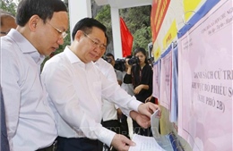 Chủ tịch Quốc hội Vương Đình Huệ kiểm tra công tác bầu cử tại Quảng Ninh