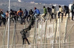 Người di cư phá đổ hàng rào biên giới Maroc vào lãnh thổ Tây Ban Nha 