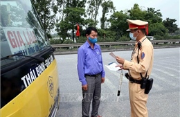 Cảnh sát giao thông tăng cường xử phạt vi phạm phòng chống dịch COVID-19