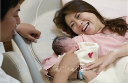 Nhật Bản sửa đổi luật để khuyến khích nam giới nghỉ phép chăm sóc khi vợ sinh con