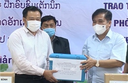 Trao tặng thuốc, vật tư y tế phòng, chống dịch bệnh cho tỉnh Khăm Muộn (Lào)