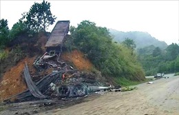 Tai nạn xe đầu kéo trên đèo Khau Múc, lái xe mắc kẹt trong ca bin tử vong