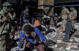 Nam Phi thúc đẩy truy tố các nghi phạm bạo lực, cướp bóc nơi công cộng