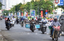 Nhiều tuyến phố Hà Nội vẫn đông người vào đầu giờ đi làm