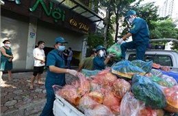 Chăm lo cho đời sống người dân bị phong tỏa tại phường Giáp Bát, Hà Nội