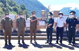 Trao tặng thiết bị y tế cho lực lượng bảo vệ biên giới tỉnh Khăm Muộn (Lào)