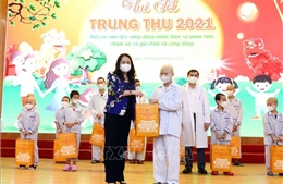 Phó Chủ tịch nước Võ Thị Ánh Xuân thăm, tặng quà cho bệnh nhi nhân dịp Tết Trung Thu 2021