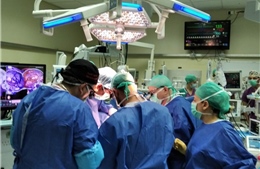 Các bác sĩ Israel phẫu thuật tách rời thành công một cặp song sinh dính đầu