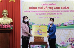Phó Chủ tịch nước Võ Thị Ánh Xuân trao quà hỗ trợ Đồng Tháp chống dịch COVID-19