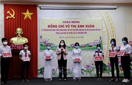 Phó Chủ tịch nước Võ Thị Ánh Xuân trao quà hỗ trợ Đồng Tháp chống dịch 