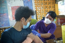 Indonesia tăng tốc tiêm chủng, cảnh báo nguy cơ bùng phát dịch vào cuối năm