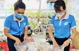 Những &#39;bông hoa&#39; tỏa hương nơi tâm dịch