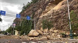 Sạt lở núi Bà Hỏa, đá rơi xuống đường khiến ba người bị thương