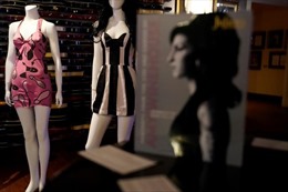 Đấu giá hơn 800 kỷ vật của nữ danh ca bạc mệnh Amy Winehouse 