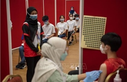 Học sinh Malaysia trở lại trường sau 6 tháng học trực tuyến