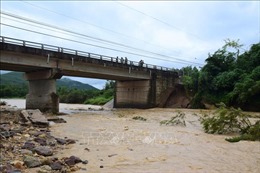 Bình Định: Nước lũ làm xói lở mố cầu Ngô La đoạn qua quốc lộ 19C
