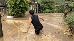 Bình Định: Núi Cấm tiếp tục sạt lở, nhà dân ngập trong bùn đất