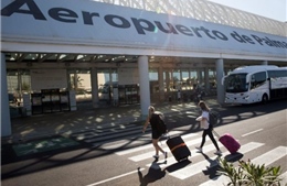 Tây Ban Nha: Bắt giữ nhiều người nhập cư trái phép khi máy bay hạ cánh khẩn cấp