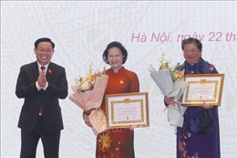 Lễ trao tặng Huy hiệu 40 năm tuổi Đảng, trao Huân chương cho các Ủy viên Trung ương Đảng khóa XII ở Quốc hội