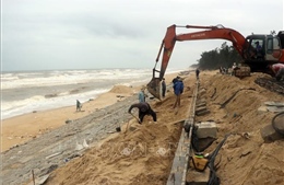 Thừa Thiên-Huế: Nỗ lực &#39;cứu&#39; bờ biển khỏi xâm thực nghiêm trọng