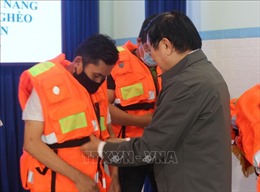 Trao tặng 15.000 bộ áo phao cứu sinh cho ngư dân nghèo 12 tỉnh miền Trung
