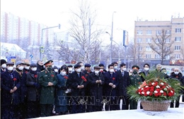 Chủ tịch nước dâng hoa tại Tượng đài Bác Hồ tại Thủ đô Moskva