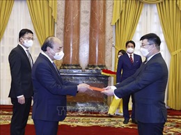 Chủ tịch nước Nguyễn Xuân Phúc tiếp Đại sứ Mông Cổ đến trình Quốc thư