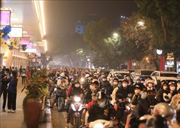 Người dân Hà Nội đổ ra đường đón mừng Giáng sinh dù dịch COVID-19 diễn biến phức tạp