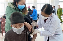 Tổ chức đưa đón người già, khuyết tật và người có bệnh nền đi tiêm vaccine phòng dịch