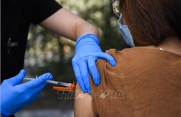 Mỹ xem xét kéo dài khoảng cách giữa hai mũi vaccine ngừa COVID-19 cơ bản