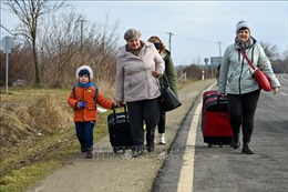 Dòng người tị nạn từ Ukraine tiếp tục đổ về biên giới các nước EU