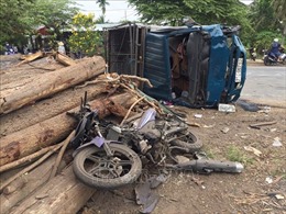 Va chạm giữa xe tải và hai xe máy khiến 2 người tử vong