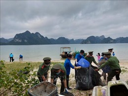 Tuổi trẻ Quảng Ninh chung tay làm sạch môi trường biển