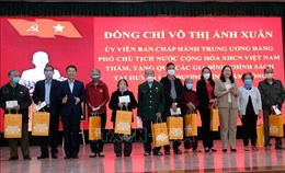 Phó Chủ tịch nước Võ Thị Ánh Xuân tặng quà gia đình chính sách, thăm mô hình kinh tế tiêu biểu tại Lâm Đồng