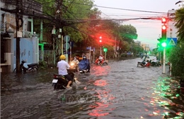 Mưa lớn, nhiều tuyến đường ở Vĩnh Long biến thành &#39;sông&#39;