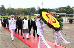 Chủ tịch Hạ viện Ấn Độ Om Birla vào Lăng viếng Chủ tịch Hồ Chí Minh