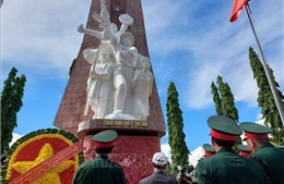 Tưởng niệm các anh hùng, liệt sỹ nhân kỷ niệm 50 năm Chiến thắng Đăk Tô - Tân Cảnh