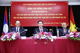 Chủ tịch Quốc hội Vương Đình Huệ gặp gỡ cộng đồng doanh nghiệp Việt Nam tại Lào