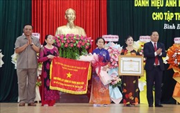 Tập thể nữ tù binh Trại giam Phú Tài đón nhận danh hiệu Anh hùng LLVT nhân dân