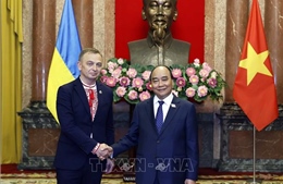 Chủ tịch nước Nguyễn Xuân Phúc tiếp Đại sứ Ukraine Gaman Oleksandr trình Quốc thư