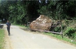 Thanh Hóa: Nhiều đá tảng rơi xuống tuyến đường nối các xã vùng cao