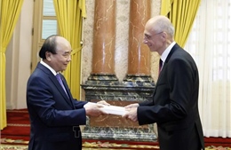 Chủ tịch nước Nguyễn Xuân Phúc tiếp các Đại sứ đến trình Quốc thư