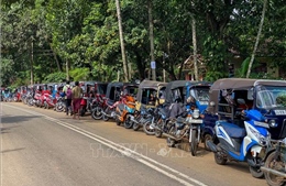 Sri Lanka ngừng bán nhiên liệu và đóng cửa một phần các dich vụ