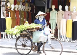 Hà Nội: Người dân vất vả mưu sinh, chống chọi với nắng nóng kéo dài