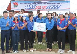 Trung ương Đoàn tặng quà các đội tình nguyện &#39;Tiếp sức mùa thi&#39; tại Ninh Bình