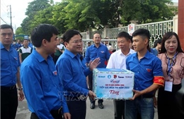 Trung ương Đoàn tặng quà đội hình Tiếp sức mùa thi tại Thanh Hóa